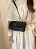 Nuevo en stock, elegante bolso pequeño de color liso con cadena en forma de nube para el hombro para mujer, bolso versátil de hombro y cruzado, bolso de moda para mujer