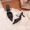 Sandalias de lunares para mujer, estilo nuevo, tacón de aguja, punta fina, negras, escote bajo, puro deseo, lazo de seda francesa, de una sola tira