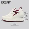 Tênis Brancos que Aumentam a Altura Masculino 2026 Novo Outono Sapatos de Solado Grosso Tênis Esportivos Casuais da Moda