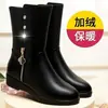 Zapatos de mamá, zapatos de algodón para otoño e invierno, de suela plana, forrados de felpa, engrosados, cuero suave, cálidos, antideslizantes, botines hasta la pantorrilla para mujeres de mediana edad y mayores