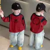 Camiseta de manga larga para niño, nuevo estilo primavera y otoño, casual y versátil, con cuello redondo estiloso, bloques de color, camiseta básica moderna para niños mayores