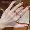 Anel Rosa Dourado com Diamante Rosa e Pedras Rosadas, Cores Contrastantes, Para Usar em Camadas, Vibração Suave, Realça o Tom de Pele, Versátil e Moderno