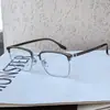 Gus Wen, un hombre experto en tecnología, usa elegantes gafas negras con lentes graduados y filtro de luz azul, lo que le da un aspecto sofisticado.