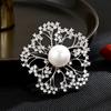 Novo senso de design oco elegante flor temperamento requintado casaco broche acessórios femininos anti-exposição all-match luxo