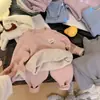 Conjunto de Pijama Infantil Sem Ossos para Casa 2026 Outono/Inverno Novo Meninos Meninas Veludo Plus Espessado Blusa de Outono Calça de Outono Tendência