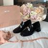 Mocassins de Couro de Primeira Camada, Sapatos Pequenos de Couro, Sapatos Slip-On com Padrão de Moeda, Sapatos que Aumentam a Altura, Mesmo Estilo, Salto Grosso, Bico Quadrado, Superfície Macia, Primavera