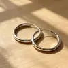 Aros lisos de estilo minimalista y fresco, elegantes y versátiles, adecuados para el uso diario, acabado brillante, a la moda y disponibles para venta al por mayor desde la fábrica.