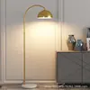 Luminária de chão estilo vintage com armazenamento integrado, perfeita para criar um ambiente sofisticado ao lado do sofá da sala de estar.