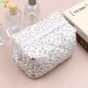 Bolsa de cosméticos pequena e fresca estilo japonês e coreano, bolsa de cosméticos floral de grande capacidade, bolsa de cosméticos pequena e portátil com flores, bolsa de lavagem