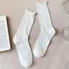 Meias de cano médio, cor branco leitoso com estampa escura e borda enrolada, com xadrez de corações vazados, meias empilhadas para primavera e verão, feitas de algodão macio e amigável à pele para mulheres