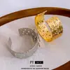 Pulseira Aberta Plateda a Ouro Real com Pregas Largas Vazadas Pulseira Versátil Tendência Europeia e Americana Joias Simples Personalizadas Atacado