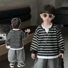 Conjunto de Dos Piezas para Niños Otoño: Sudadera Rayada Negra y Blanca con Cuello en V y Pantalones de Chándal Grises - Nuevo Otoño 2026 Ropa Infantil de Comercio Exterior