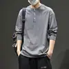 Nova Camiseta Preta de Manga Longa para Homens Outono 2026, Gola Henley, Corte Casual Solto, Tamanho Grande, Camiseta Básica Simples