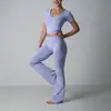 Conjunto de yoga sin costuras cuello en U ajustado transpirable manga corta deportivo Pilates pantalones acampanados para mujer