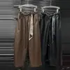 2025 Outono e Inverno Novo Nicho Retrô Tecido Moda Coreana Solto Look Emagrecedor com Lenço de Seda Cinto Calça de Couro