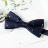 Accesorios para Traje Formal de Negocios para Hombre Set de Tres Piezas Corbata Pajarita Pañuelo de Bolsillo Rojo con Puntos de Polka Atado a Mano En Stock Venta al por Mayor