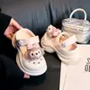 Pantuflas para Niñas 2025 Verano Nueva Moda Versátil Zapatos Individuales Estilo Coreano para Niños Suela Suave Sandalias de Princesa para Niñita