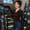 Suéter de cuello medio abierto estilo francés para mujer, nueva moda otoño e invierno 2025, elegante camiseta básica, top de manga larga ajustado