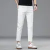 Jeans branco cropped para homens para primavera e verão, moderno, slim fit, de alta qualidade, versátil, com stretch, calça branca pura de 9 pontos