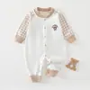 Macacão novo para bebê para primavera e outono, macacão xadrez patchwork 100% algodão com zíper frontal, roupa para passeio de recém-nascido