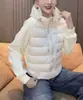 La chaqueta corta de algodón con capucha de moda de este año para mujer, con cordón, corte holgado, estilo casual y calidez ligera, perfecta para el invierno.