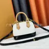 Bolso de mano mini con forma de concha para mujer, bolso de hombro de cuero, bolsa de almacenamiento, bolso cruzado, ventas directas de fábrica, Guangzhou