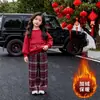 Conjunto de Ropa Festiva de Año Nuevo Estilo 2026, Conjunto de Dos Piezas a Cuadros de Moda en Polar Festivo Rojo Otoño e Invierno para Actividades del Día de Año Nuevo
