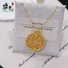 Colar com Pingente Bússola de Lótus Símbolo de Seis Caracteres Dourado Sand com Diamantes, Estilo Livro Vermelho Pequeno, Flor Vazada Microembutida, para Mulheres