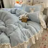 Conjunto de Cuatro Piezas de Felpa de Leche con Tallado Tridimensional Estilo Coreano Corazón Girly Grado Madre y Bebé Clase A Conjunto Completo Mate de Felpa de Leche Oversized de Cuatro Piezas