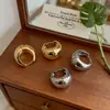 Pendientes de oreja de arco redondo liso geométrico europeo y americano, famosos en Internet, con todo tipo de combinaciones, de metal de viento frío, sencillos y de alta calidad.