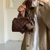 Colección de otoño retro de color sólido para mujer 2026, nueva y moderna, con un elegante bolso cruzado de cadena de color sólido y textura