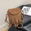 Venta al por mayor transfronteriza 2026 Modelo nuevo Retro europeo y americano Gamuza Borla Vintage Gran capacidad Cruzado al hombro Pequeño cuadrado Bolso para mujer