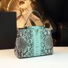 Elegante Bolso de Mano con Estampado de Serpiente 2026 Modelo Nuevo Bolso de Hombro Cruzado de Moda de Gama Alta Bolso de Cuero Genuino para Mamás de Mediana Edad
