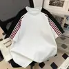 Camiseta de manga corta color block estilo deportivo americano para hombre, diseño de verano con tres rayas, top casual holgado de manga raglán