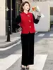 Novo Traje de Primavera Estilo Chinês para Mães, Conjunto de Veludo Dourado, Novo Modelo 2026, Elegante e Nobre Conjunto de Três Peças para Mulheres de Meia-Idade e Idosas