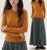 Suéter de tricô com capuz na cor laranja estilo coreano para mulheres, projetado para usar em camadas no outono e inverno, com corte justo e efeito emagrecedor.