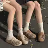 Chinelos Casuais Fechados com Solado Grosso para Mulheres 2026 Nova Moda Chinelos Fechados Decorados com Strass com Solas Macias Versáteis Plataforma Aumento de Altura