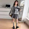 Conjunto de Saia Curta de Lã Xadrez Novo Outono 2026 para Meninas, Estilo College Primavera e Outono Blusa de Moletom Solta com Xale