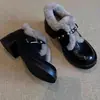 Versão em Couro Macio 2025 Inverno Novo Sapatos Pequenos de Couro Peludos Britânicos Mocassins com Fivela Versátil Salto Grosso Sapatos Peludos