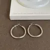 Brincos de Argola Simples com um Toque de Nicho e Alto Padrão, Cor Dourada, Brincos Circulares Elegantes, Estilo Europeu e Americano, Exagerados, Minimalistas, Acessórios Versáteis para Outono e Inverno