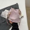 Bolsa de moda simples estilo ocidental feminina primavera 2025 nova bolsa casual moderna de nicho bolsa de ombro transversal bolsa balde