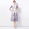 Foto Real do Vestido Original de Manga Curta Elegante Emagrecedor com Renda Vazada Solúvel em Água Posicionada de Comprimento Médio