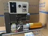 A máquina de corte e vinco completa inclui um freio de pó magnético de bobinagem e desenrolagem, embreagem, motor, controlador de tensão, eixo de expansão a ar manual e correção de alinhamento.
