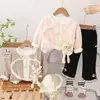 Conjunto de 3 peças para Meninas 2024: Casaco Estilo Tweed Aberto na Frente com Blusa Estampada de Letras e Calça Reta - Venda por Atacado do Fabricante