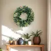 1 Pieza Corona Artificial de Podocarpus y Bayas, Guirnalda Exuberante Verde de Agujas de Pino Falsas, Realista Densa, Sin Mantenimiento, Decoración Interior Exterior para Puerta Principal, Pared, Jardín, Corona para Todas las Estaciones para el Día de la Madre, Día del Trabajo, Navidad