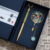 () Caja de Regalo con Marcapáginas Metálico para el Día del Maestro con Texto Grabado Estilo Chino, Presentando el Tema de las Enseñanzas de los Maestros Difundiéndose por el Mundo, Inspirada en los Productos Culturales y Creativos de la Ciudad Prohibida