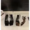 Sandalias de tacón alto color rojo rosa brillante para mujer, nuevo modelo de verano 2026, de una tira stiletto, zapatos ligeros de punta cuadrada, pantuflas de tacón alto