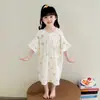 Ropa de Casa para Niñas de Manga Larga Estilo Gasa de Algodón Súper Linda Dibujos Animados Pijamas Bata de Noche para Niñas en Primavera y Otoño