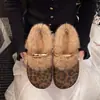 Sapatos, pantufas peludas para o dia a dia, mocassins de pelúcia versáteis e quentes com detalhes metálicos, sapatos fechados forrados com fleece para outono e inverno femininos