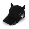 Gorra de béisbol con decoración de metal transfronteriza, nueva, personalizada, con orejas y anilla de hierro, estilo hip-hop informal para mujer.